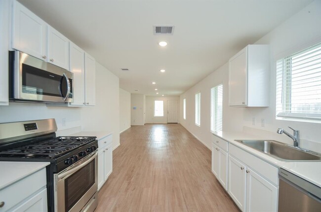 Building Photo - 4127 Saltillo Lakes Dr