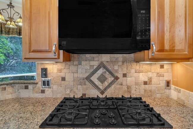 Building Photo - Beautiful and Spacious 4Bd 3.5Bath Home in...