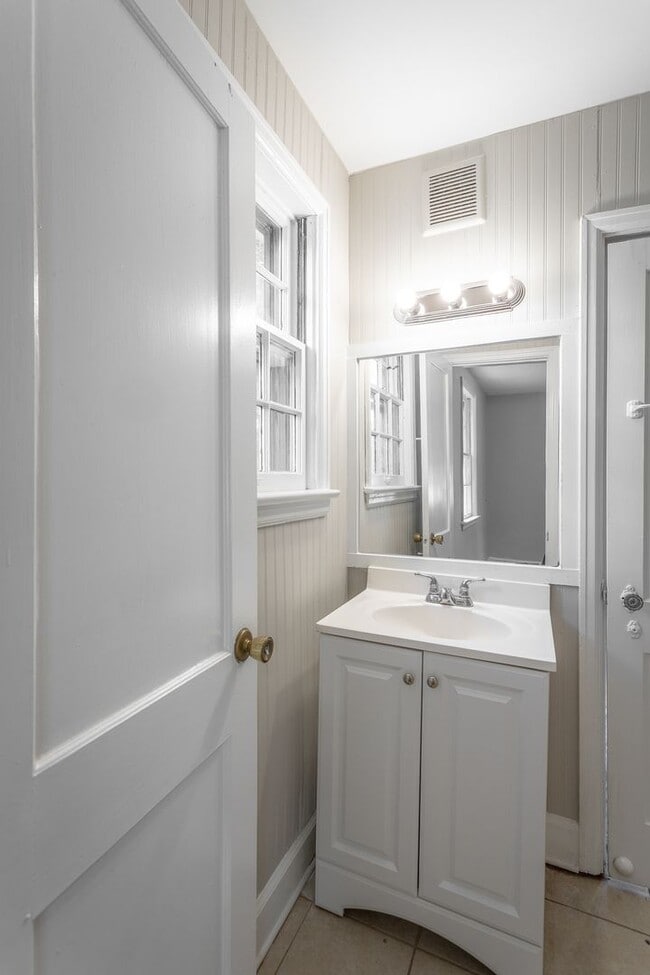 Building Photo - 3 Bedroom House in East Ridge!