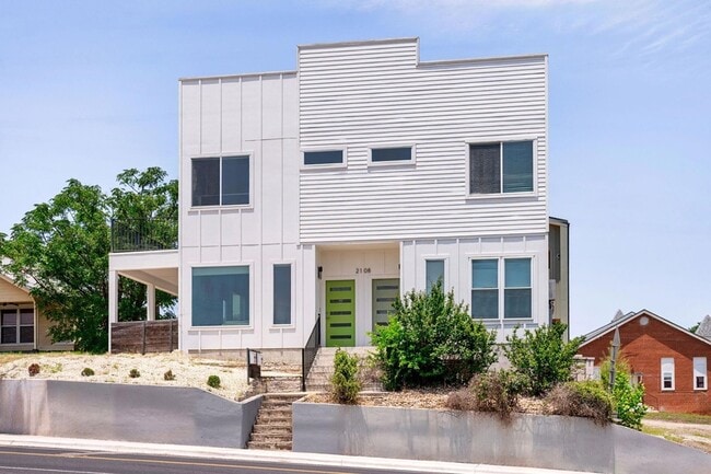 Building Photo - 2108 Rosewood Ave