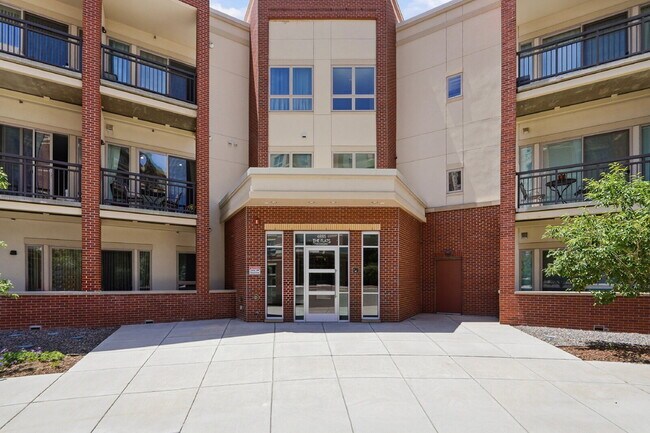 Building Photo - $3,045.95 with $400 off the first month's rent, 2 Beds - 2 Bath, Condo in Denver with Unobstructe...