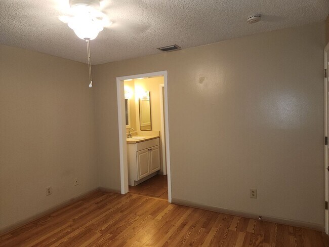 Building Photo - Cute 2 bedroom Apartment for rent