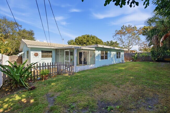 Building Photo - 2039 Pine Ridge Dr