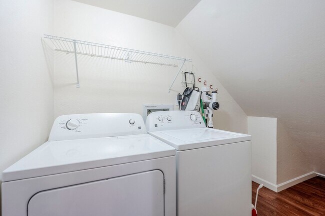 Building Photo - 3 Bed 2.5 Bath Pet-Friendly Retreat by The...