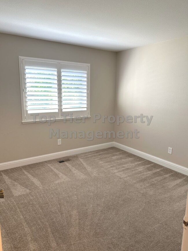 Building Photo - Beautiful 3 bed / 2 bath / 1,648 sqft hous...