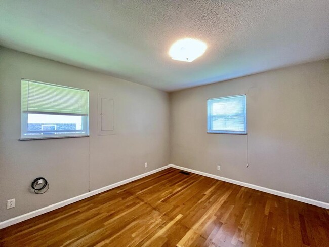 Building Photo - 106 York Dr