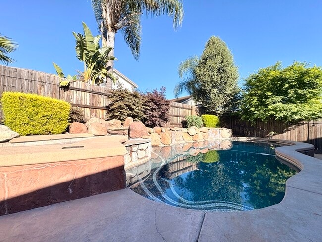 Building Photo - Beautiful 4 Bedroom with a large Pool! Located in Roseville close to a park!