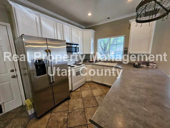 Building Photo - Townhome in Orem 3 bedroom 3.5 bathrooms