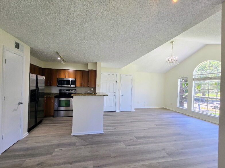 Building Photo - 1125 Crystal Way