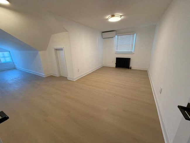 Building Photo - Great Home For RWJMS/Rutgers Students * Walk to New Brunswick/Highland Park Nightlife * All Utili...