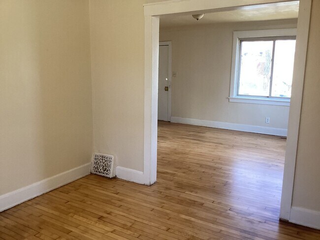 Building Photo - 3 Bedroom Single Family Home