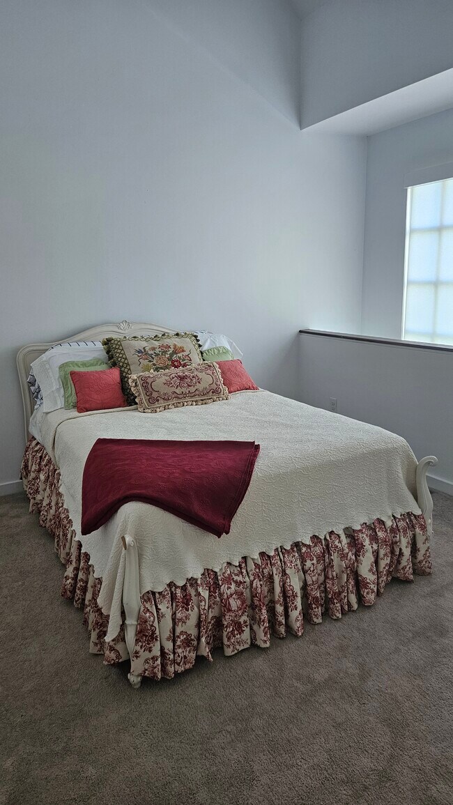 Building Photo - 415 W 7th St