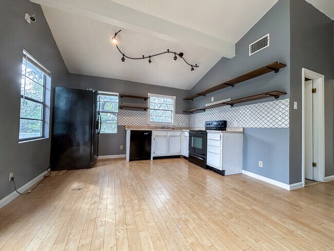Building Photo - 571 Firefly Dr