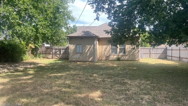 Building Photo - 804 Austin St
