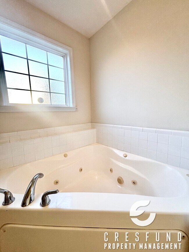 Building Photo - 2 Bed, 2 Bath - BRAND NEW CARPET!!! READY FOR MOVE IN TODAY!