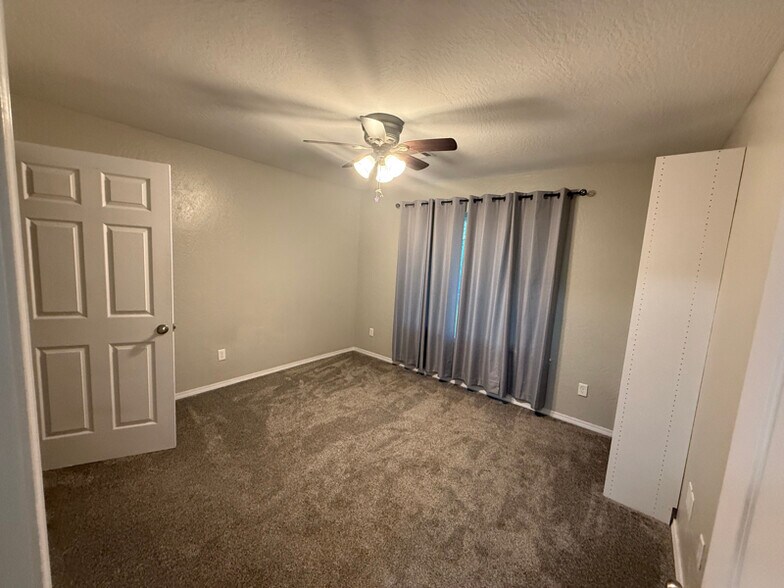 Building Photo - 404 E 9th St