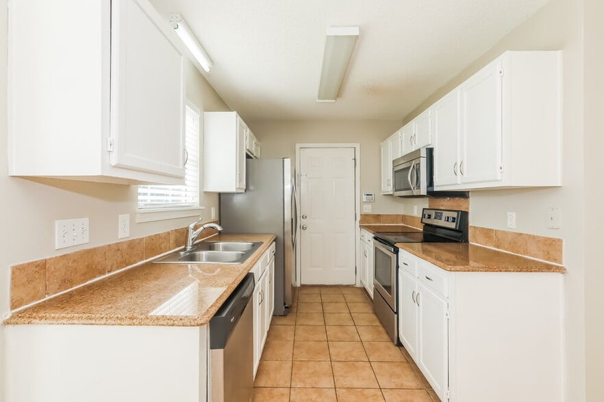 Building Photo - 8129 Vermilion Dr