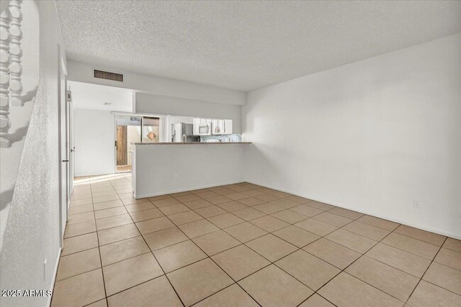 Building Photo - 2437 E Tracy Ln