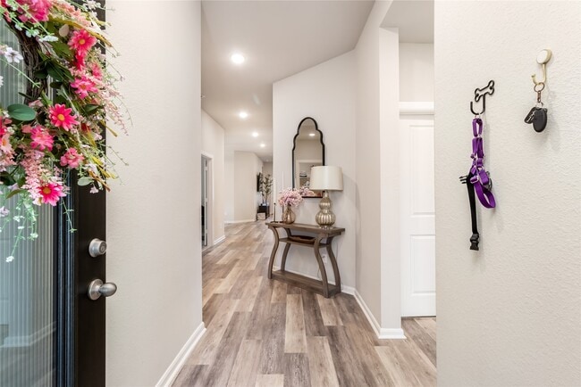 Building Photo - 323 Fanpalm Ct