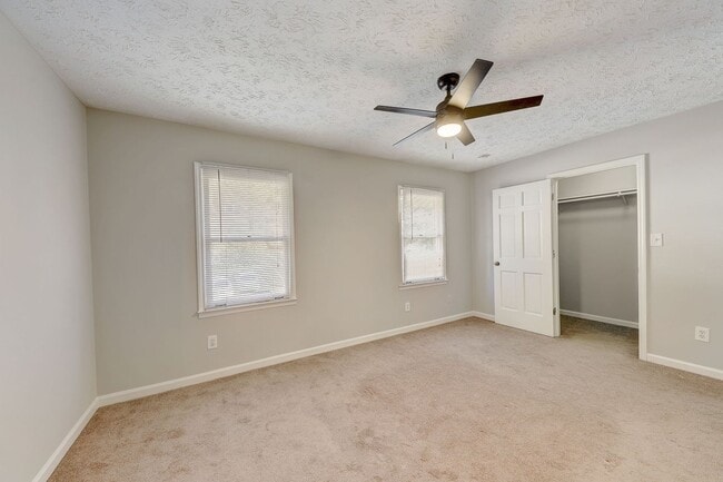 Building Photo - 3 bedroom End Unit Townhouse in Smyrna-New...