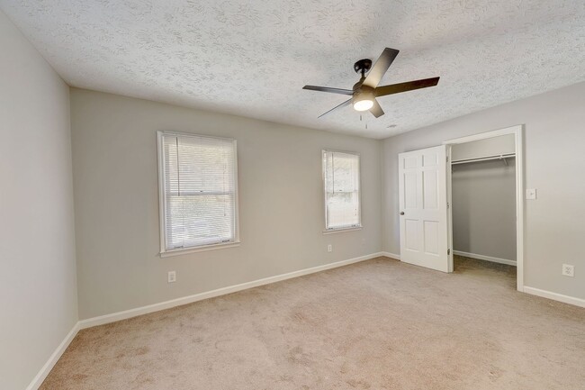 Building Photo - 3 bedroom End Unit Townhouse in Smyrna