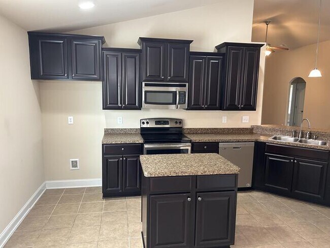 Building Photo - 3 Bed / 2 Bath Rental House in Hampton Cove