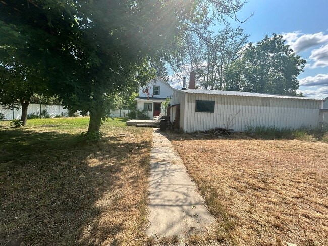 Building Photo - 2 bed 1.5 bath Hamilton home