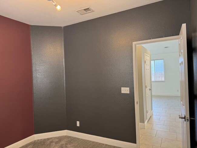 Building Photo - Clean Updated 3 Bedroom 2 Bathroom 1527 Sq...