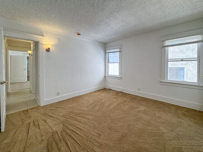 Building Photo - 338-340 1/2 S. Catalina St.-338 1/2