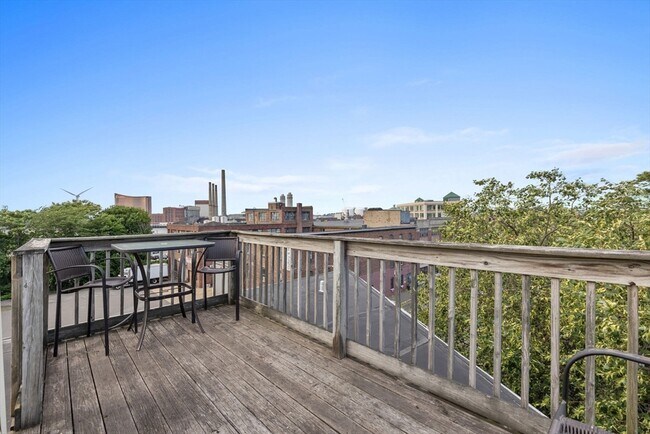 Building Photo - 528 Medford St