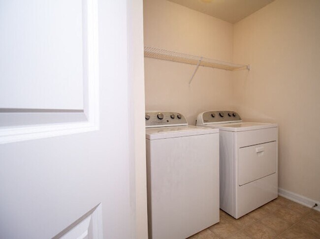 Building Photo - Minutes from Uptown!