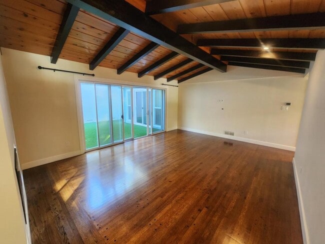 Building Photo - 9345 Golondrina Dr