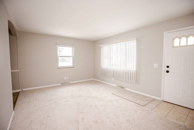 Building Photo - Nice ranch style three bedroom home in washington local schools