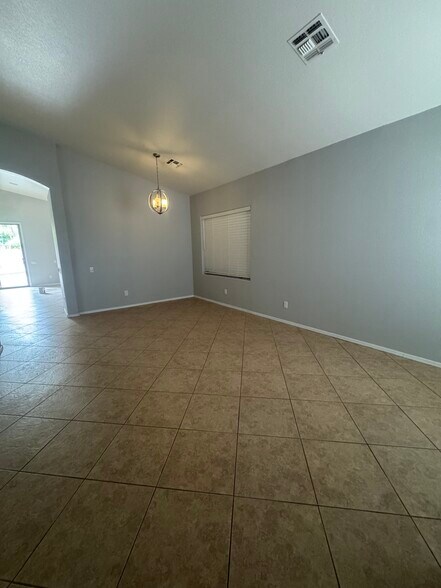 Building Photo - 2523 E Parkside LN