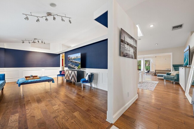 Building Photo - 542 N Cypress Dr