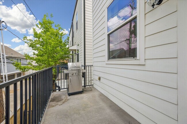 Building Photo - 1033 Ashland St