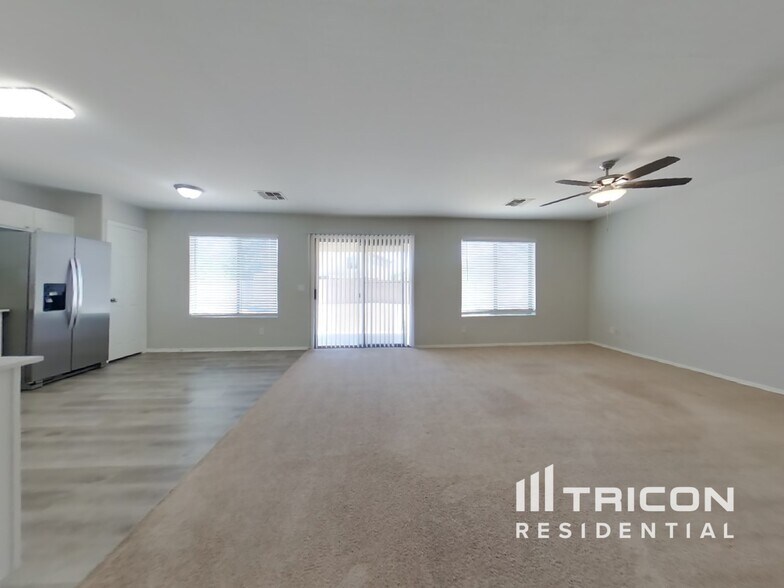 Building Photo - 12927 W Port Royale Ln