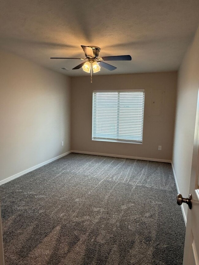 Building Photo - Spacious 2 bed/2.5 bath daylight Townhome in SE Lincoln