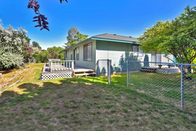 Building Photo - 2436 Hillcrest Way