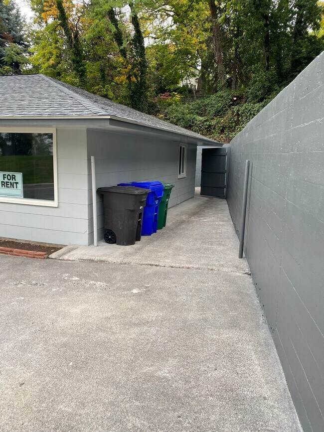 Building Photo - Johnson Duplex Apartments