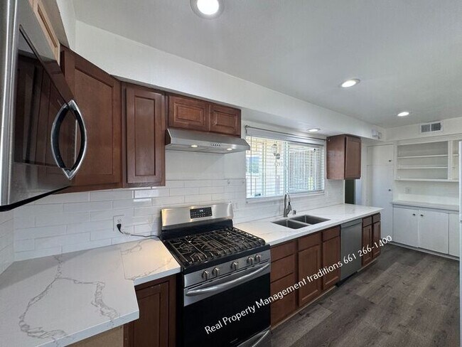 Building Photo - 2 plus 1 duplex -