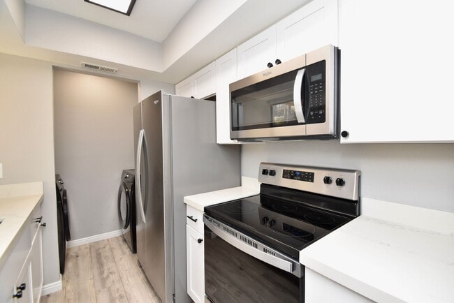 Building Photo - Remodeled 2 Bedroom 2 Bath Unit with Great Amenities!