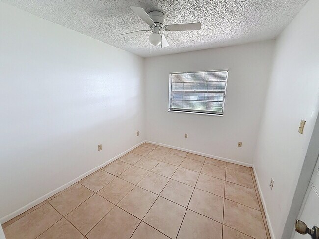 Building Photo - Lovely 2 bedroom 1 bath!