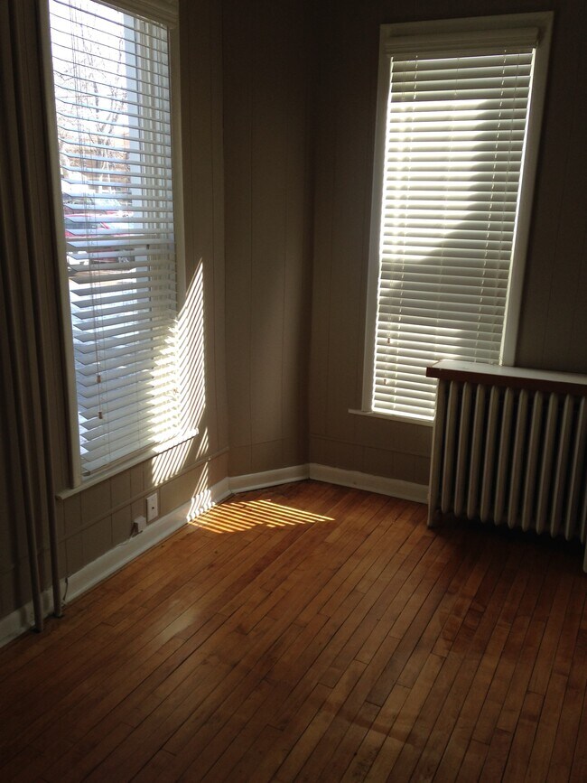 Unit 2 bedroom - 1607 Hewitt Ave