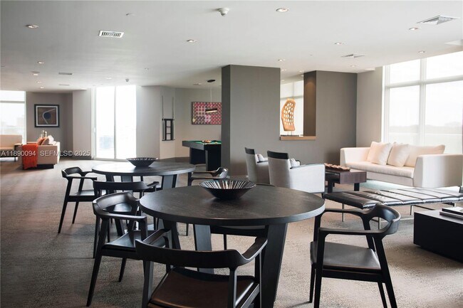 Building Photo - 2525 SW 3rd Ave