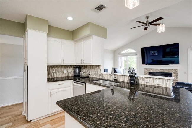 Building Photo - 6621 Mesa Hollow Dr