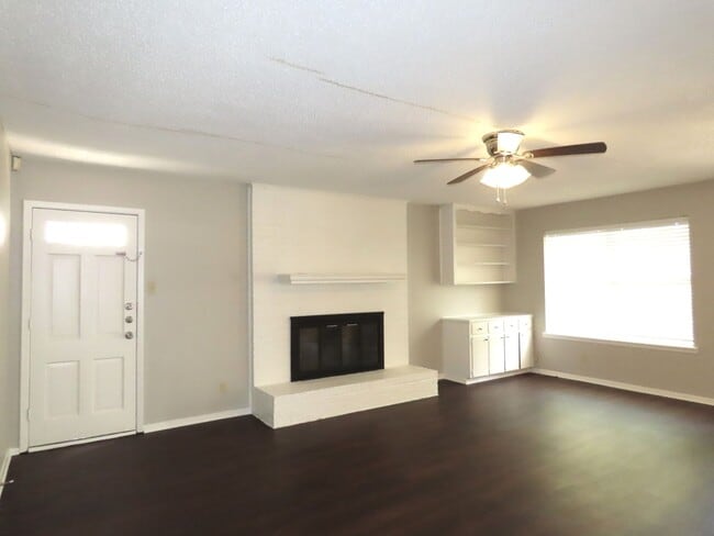 Building Photo - South Tyler! Beautiful 3 Bedroom, 2 Bathroom Duplex