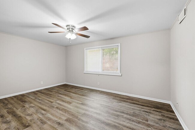 Building Photo - 1621 Line Cir