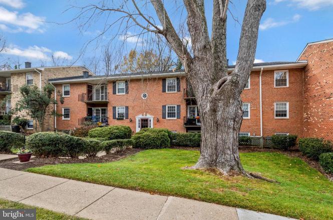 Building Photo - 3846 Lyndhurst Dr