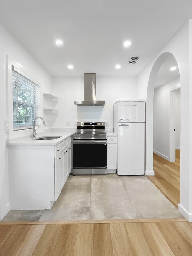 Building Photo - 4631 Queensboro Ave S